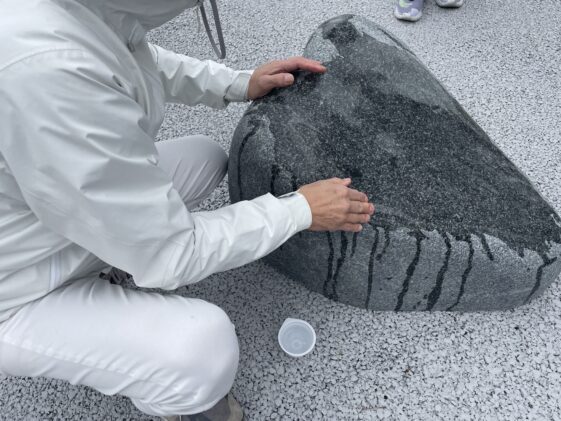 大阪・関西万博で石磨き
