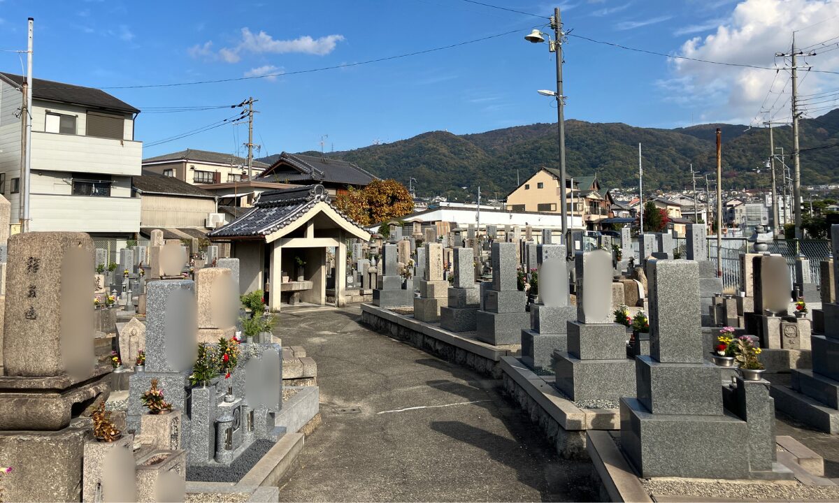 下六万寺墓地（東大阪市）戒名彫刻