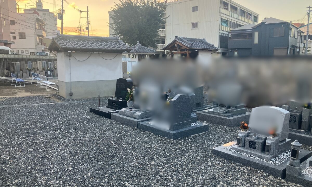 【ベンチを見て】四条墓地(大阪市生野区)にて「空き墓地のご案内」|四条墓地でのお墓仕事は大阪石材までの写真
