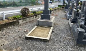 西郡新墓地(八尾市営)の空き区画(道路側の区画)