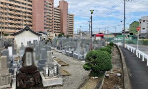 西郡新墓地(八尾市営)の道路沿いの墓地風景