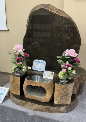 【お墓の展示館】~自然石ならではの表情が魅力~新しい展示墓石2基をご紹介!の写真3