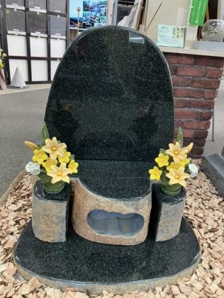 【お墓の展示館】~自然石ならではの表情が魅力~新しい展示墓石2基をご紹介!の写真