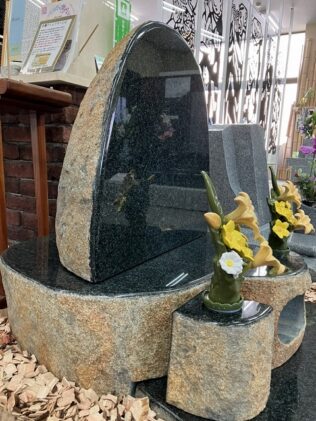 【お墓の展示館】~自然石ならではの表情が魅力~新しい展示墓石2基をご紹介!の写真2
