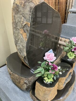 【お墓の展示館】~自然石ならではの表情が魅力~新しい展示墓石2基をご紹介!の写真4