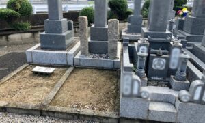 西郡新墓地(八尾市営)の空き区画(隣接する墓石と並ぶ区画)